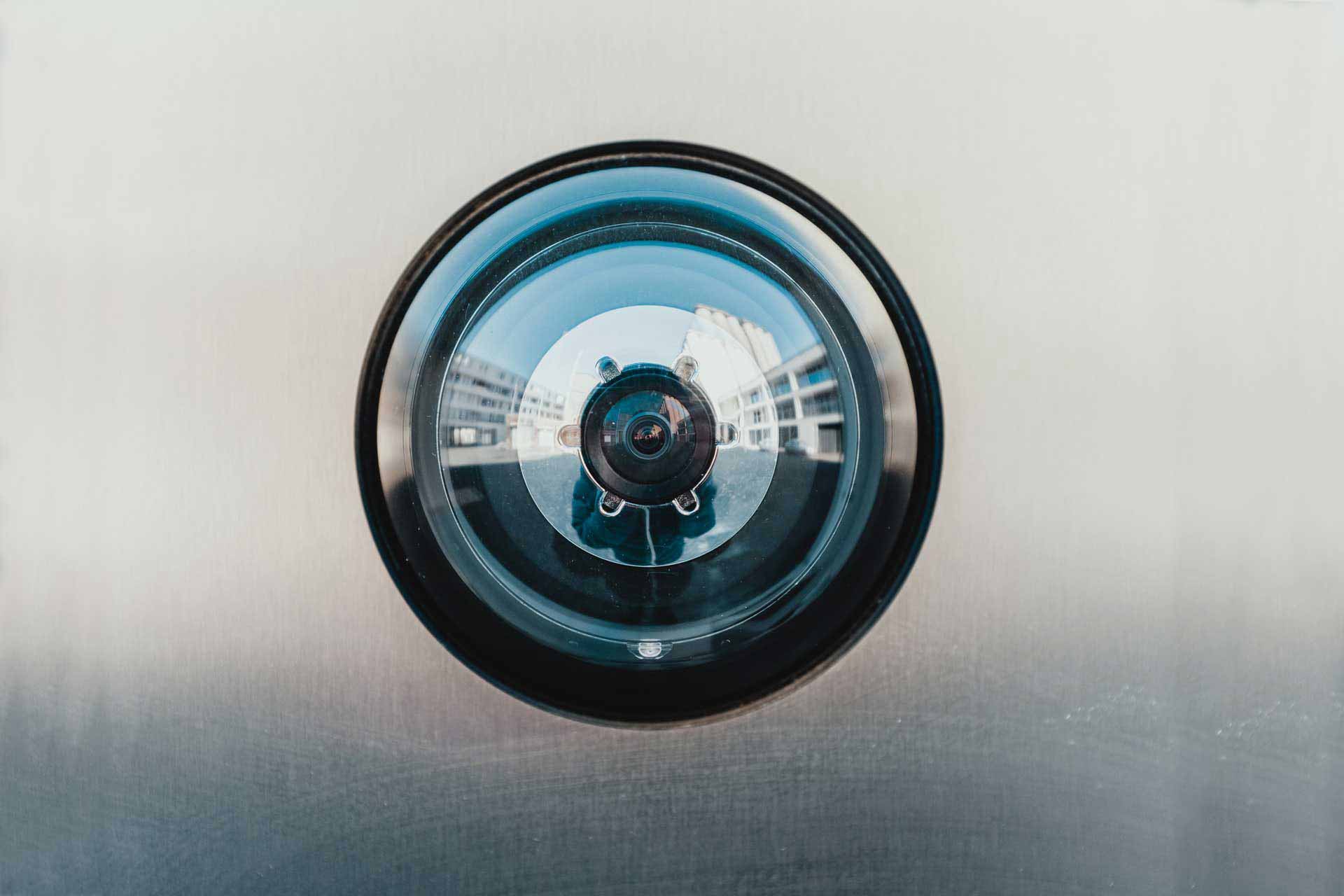 Telecamera di videosorveglianza installata in un ambiente professionale
